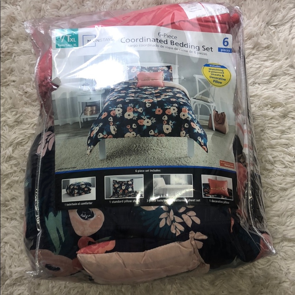 ONLY USED ONCE! size T/TXL 6 piece comforter set!